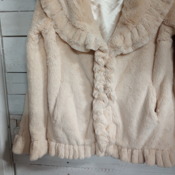 DAMSELLE New York Women's XS Cream Faux Fur Super Soft Ruffle Coat Satin Lined. - Picture 10 of 13